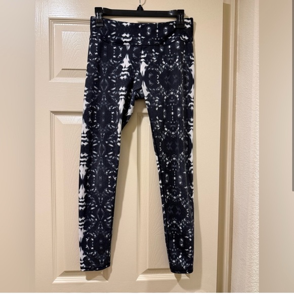 Fabletics Women’s Black & White Tie-Dye Print Leggings Size S - Picture 1 of 3